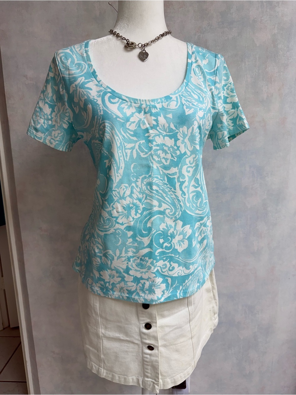 NWOT Chaps Lt Blue & White Floral Design - Short Sleeve Stretchy Tee, Scoop Neck - Picture 6 of 8